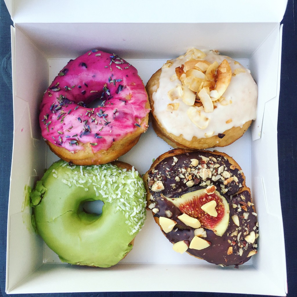 Tych donutów chyba przedstawiać nie trzeba – na zdjęciu burak z lawendą, kokosowy bekon, matcha i gorzka czekolada z figą.