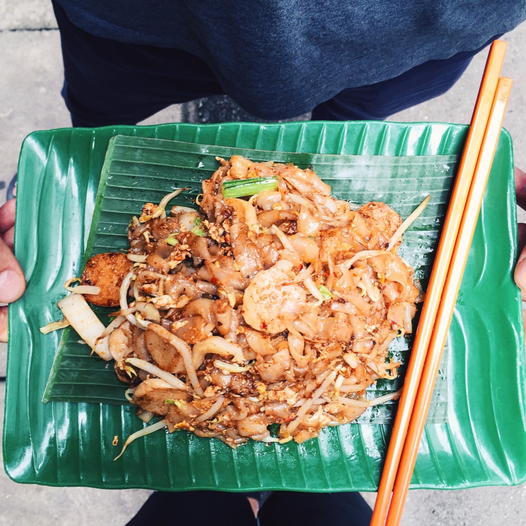 Char kway teow, czyli makaron ryżowy, orzeszki, ryżowe kluseczki oraz kiełki 