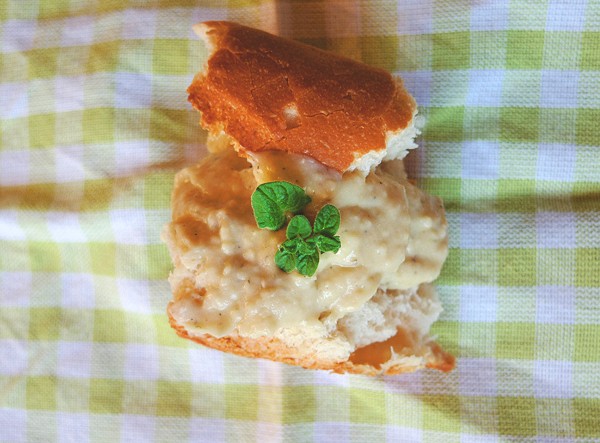 Musztardowa pasta z białej fasoli z suszonym majerankiem