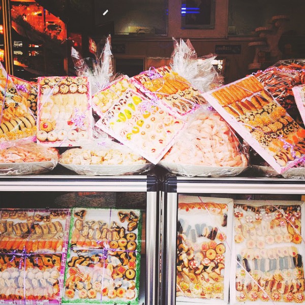 Typowy sklep ze słodyczami na ulicach Marakeszu - cud, miód i lukier!