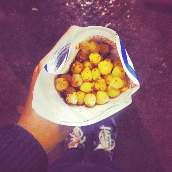 Najlepszy street food - gorąca cieciorka posypana kuminem, tymiankiem i ostrą papryką. Prosto z kotła do rożka z gazety!