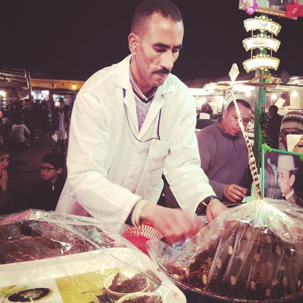 Mój ulubiony sprzedawca słodyczy w Marrakeszu, spróbowałam u niego najdziwniejszego deseru w swoim życiu, czyli piekielnie pikantnego ciasta z daktyli