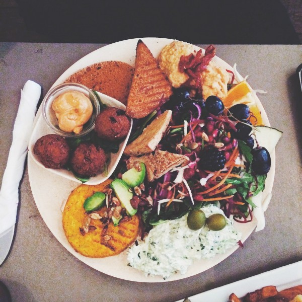 Lunch dnia w Café N - omlet z tofu, arrancini, plastry tofu oraz tempehu w mnóstwem surówek