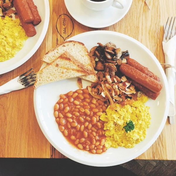 Vegan English Breakfast – tofucznica, fasolka w sosie pomidorowym, smażone pieczarki, sojowe kiełbaski oraz chrupiące czipsy kokosowe