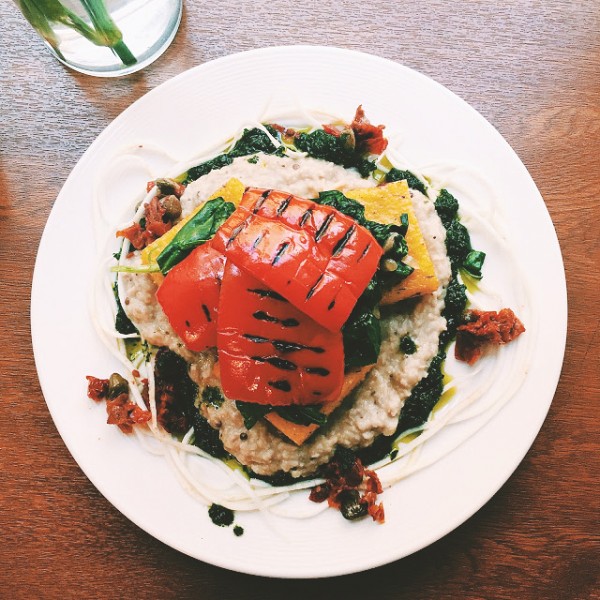 Polenta z grillowaną papryką, pesto oraz nitkami cukinii