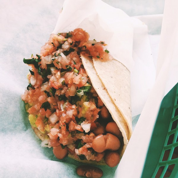 Wegańskie tacos: miękkie kukurydziane muszle, fasolka i mnóstwo świeżej salsy