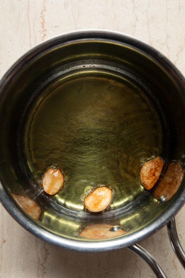 Krok pierwszy - aromatyzowanie oliwy całymi ząbkami czosnku