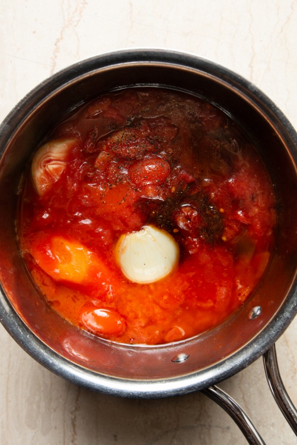 Sos w momencie dodania pomidorów z puszki i pozostałych składników – na początku wodnisty